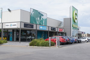 Greenvale Dental Group / Dr. Soraya Eakins Pic 2 - Greenvale Dental Group Located Inside Greenvale Shopping Centre