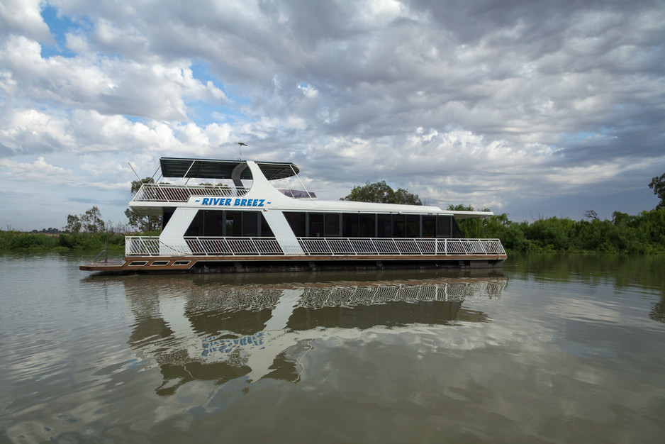 River Breez Houseboats Pic 1