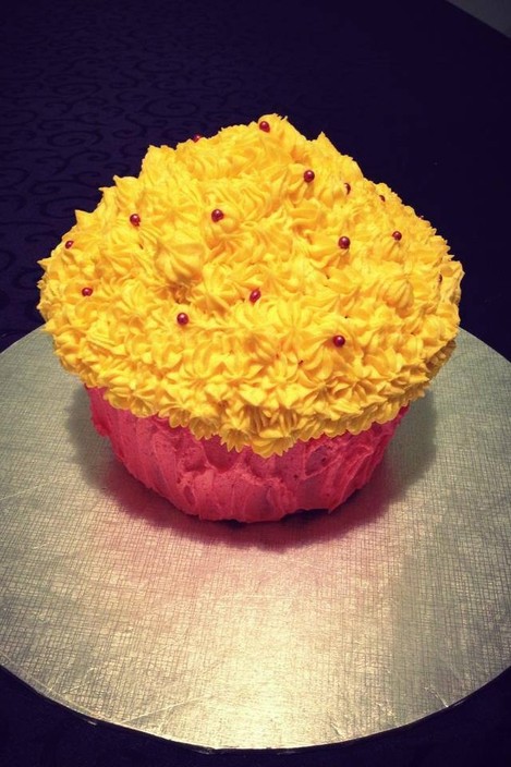 Cupcake Kisses Pic 1 - Giant cupcake cake