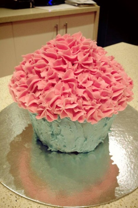 Cupcake Kisses Pic 2 - Giant cupcake cake