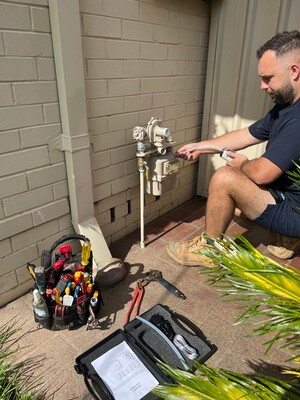 ORCA Plumbing Pic 5 - Qualified Gasfitter carrying out a natural gas test