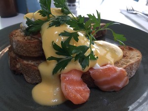 Cafe Le Monde Pic 2 - Eggs Benny with salmon