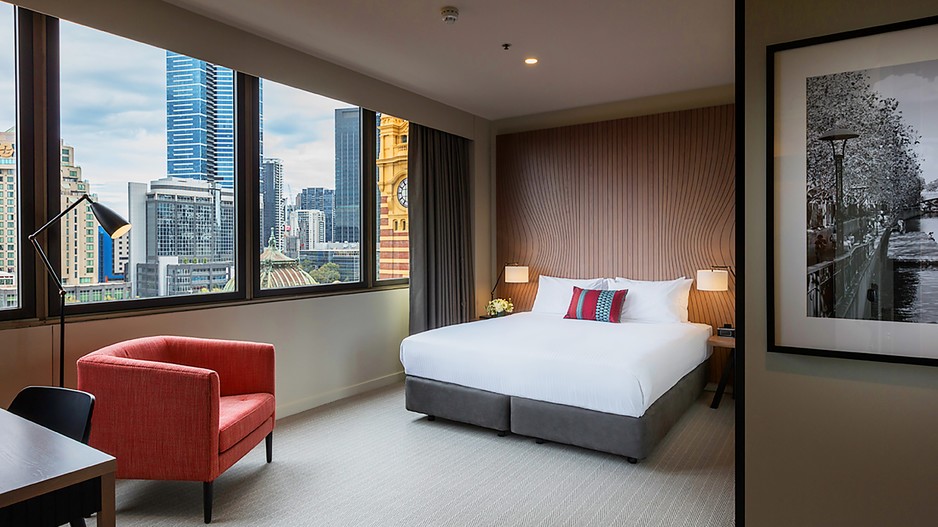 DoubleTree by Hilton Hotel Melbourne - Flinders Street Pic 1 - King Flinders Station view Guest Room