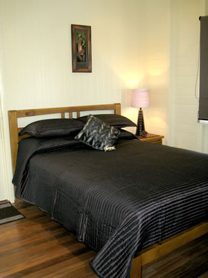 Barking Owl Retreat Pic 3 - queen bed with luxury therapedic mattress