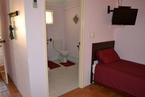 Swann Lodge B&B Pic 4 - Large Ensuite with towels and liquid soap