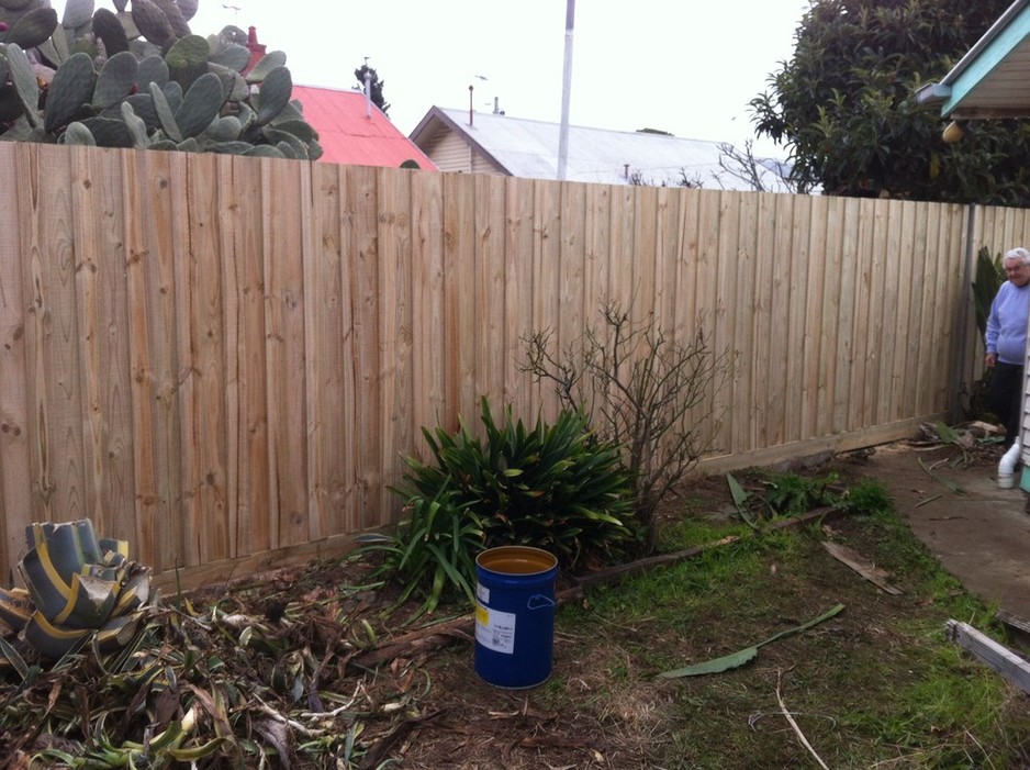 SS Timber & Glass Fencing Pic 2