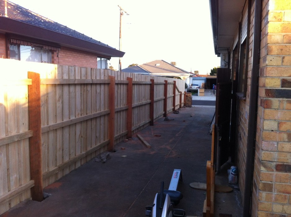 SS Timber & Glass Fencing Pic 1