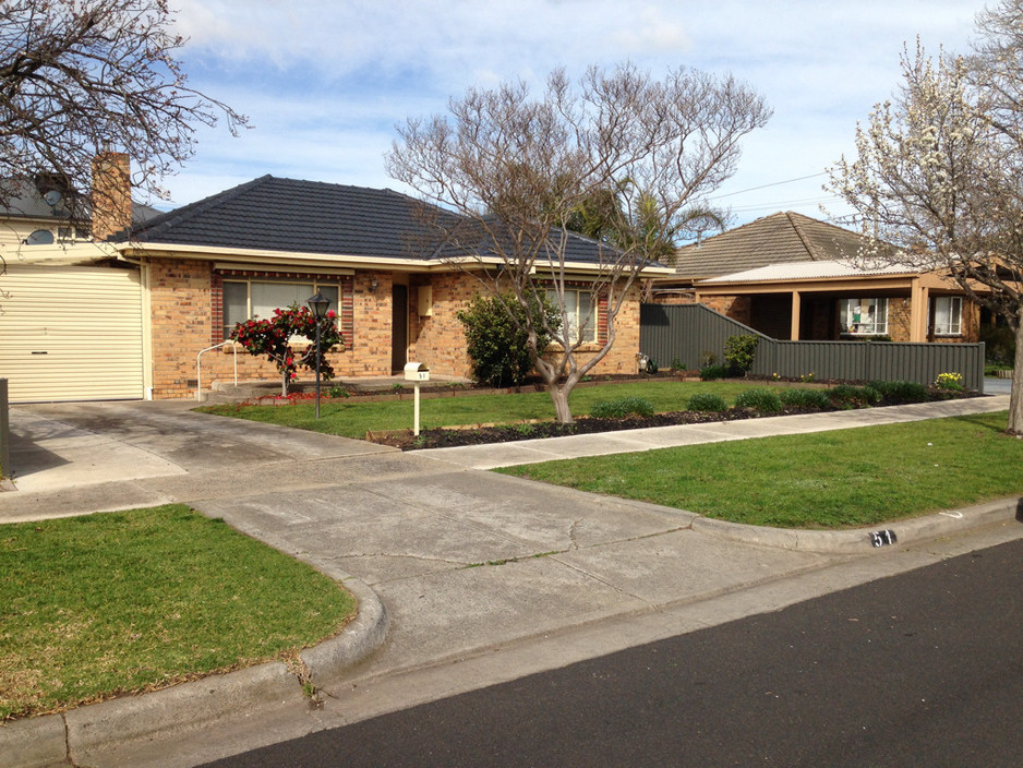 Ree's Mowing Pic 1 - This is one of the many lawns we cut trim edges