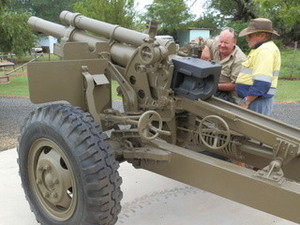 Vulcan Tilt Haulage Pic 2 - Howitzer 100mm gun from Wodonga to Gemfields RSL