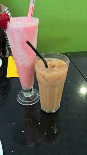 Thai Me Pic 5 - Strawberry milk tea Thai iced milk tea