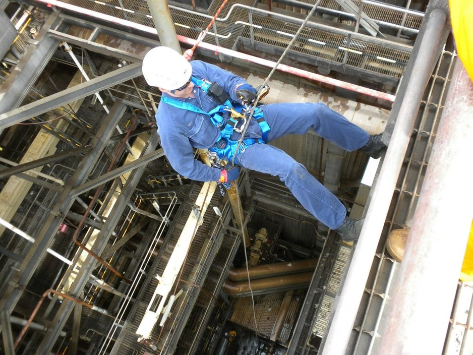 Safety Heights & Rescue Training Pic 1 - Matt goes over the edge