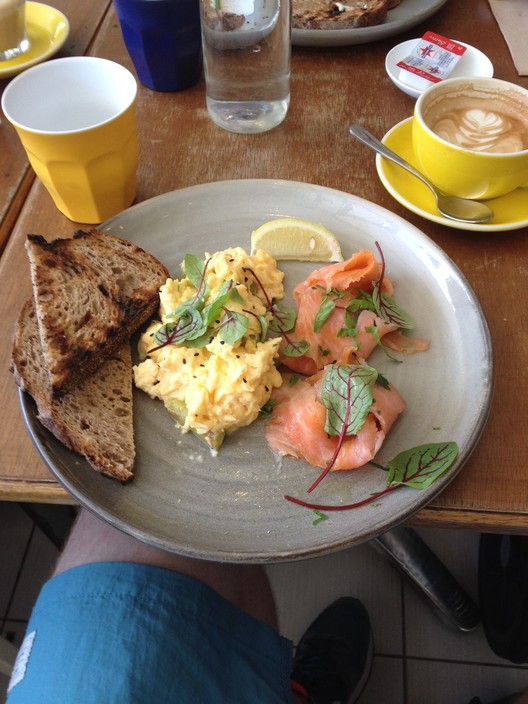 Le Cafeier Pic 1 - Scrambled egg with asparagus and smoked salmon special