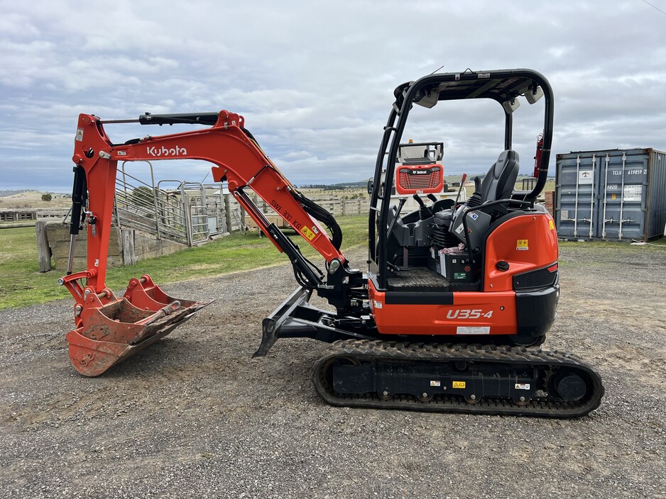 Walkers Earthworx (Vic) Pty Ltd Pic 1 - 35 Ton excavator with 300 450 and 1200 buckets rip 300 and 450 augers and grab