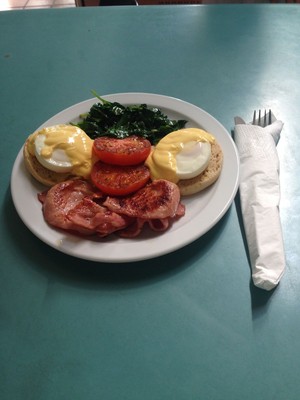 VIlla Rustica Cafe Pic 3 - Eggs Florentine low fat bacon low fat hollandaise sauce wholemeal buns Healthy and delicious