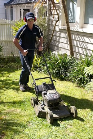 Select Lawn Mowing Pic 2 - Mowing lawns