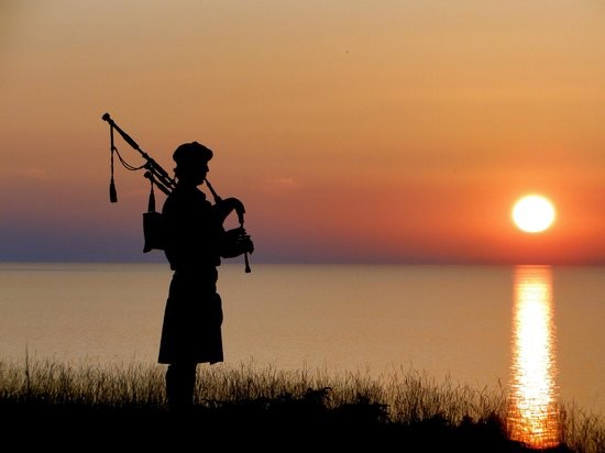 Highland Bagpiper for Hire Pic 1 - Avaiable to play for Weddings and Funeral Services