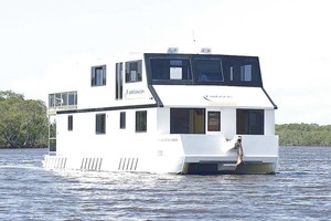 Fantaseas Houseboat Holidays Pic 2 - Patriarch Spa Boat