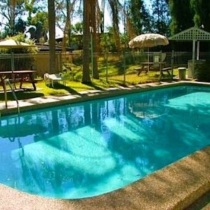 Pine Lodge Motel Pic 3 - Pool BBQ area