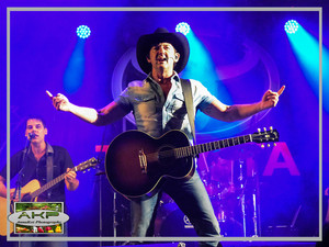 AnnaKoi Photography Pic 4 - Lee Kernaghan performing at the 2016 TCMF