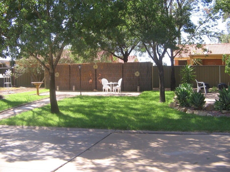 Orana Motor Inn Pic 1 - Just some of the garden seating areas to enjoy