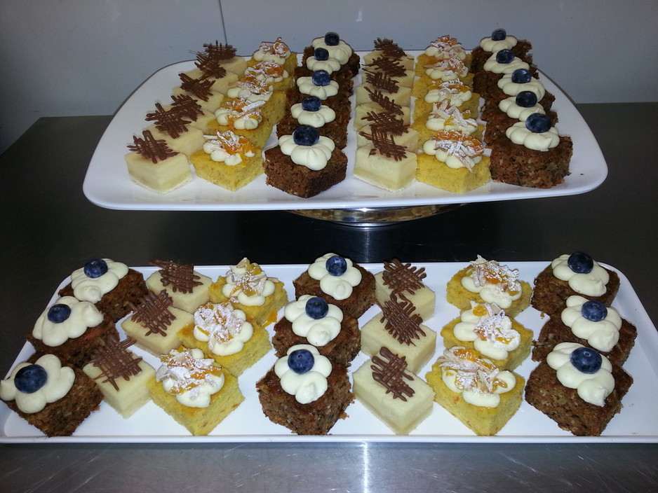 Mamalilli Pic 1 - Add Small cake Platter