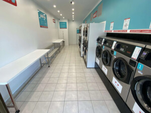 Speede Laundromat Pic 4 - Folding tables and washers Speede Laundromat Durack Inala Laundrette open 24 hours near me