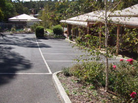 Eltham Motor Inn Pic 1 - The Grounds