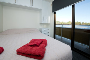 Riverland Houseboats Loxton Pic 2 - Kiwi Oz bedroom 2