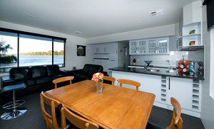 Riverland Houseboats Loxton Pic 5 - Kiwi Oz dining area