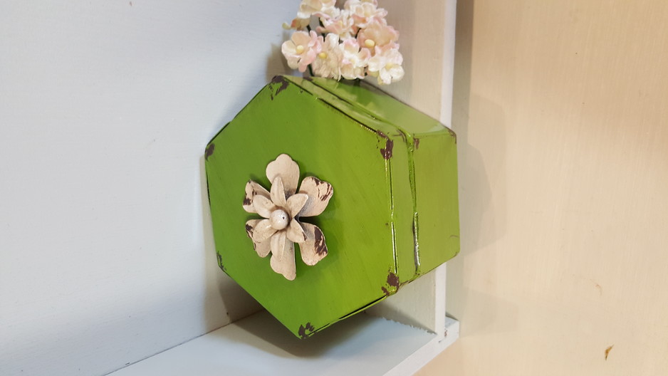 Jessy's Nest Pic 1 - Lovely green tin box