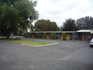 Jubilee Motor Inn Pic 3 - motel courtyard