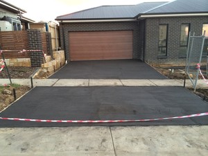 A1 Construction Pic 2 - Stone Retaining Wall Concrete Driveway