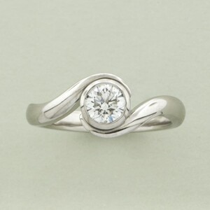 Ladasha Jewellery Pic 5 - Diamond swirl ring in Platinum