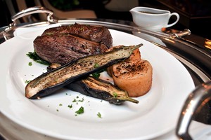 Royal on the Park The Walnut Restaurant and Lounge Bar Pic 3 - 450g Chateaubriand