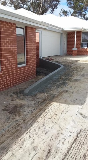 All-ways Kerb Pic 2 - Retaining wall and kerb in one for brick paved driveway