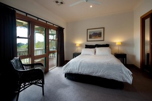 Lakefront Daylesford Pic 4 - Lakefront Daylesford Bedroom 1