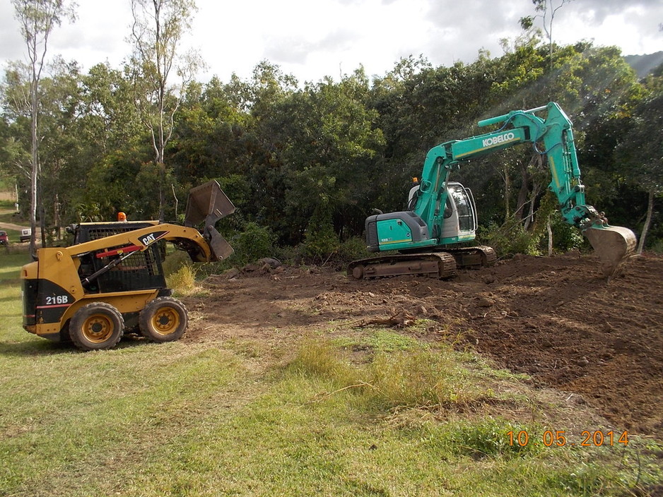 NQ Earthworx Pic 1 - creating a house pad