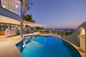 Image Array Pic 3 - Stunning pool setting