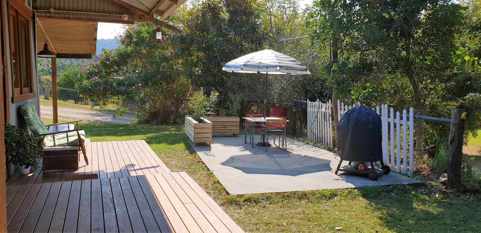 Fig Tree Retro Studio Pic 1 - Outdoor sitting area with BBQ