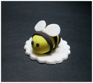 Decorate It Yourself Pic 2 - Bumblebee cupcake topper