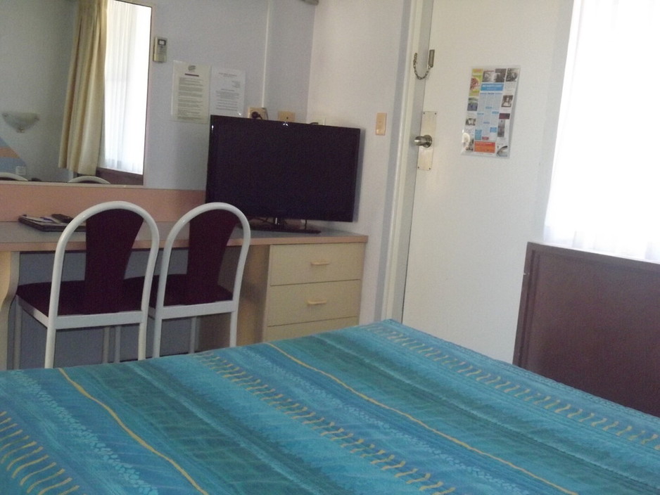 Golden Sands Motor Inn Pic 1 - Queen standard room