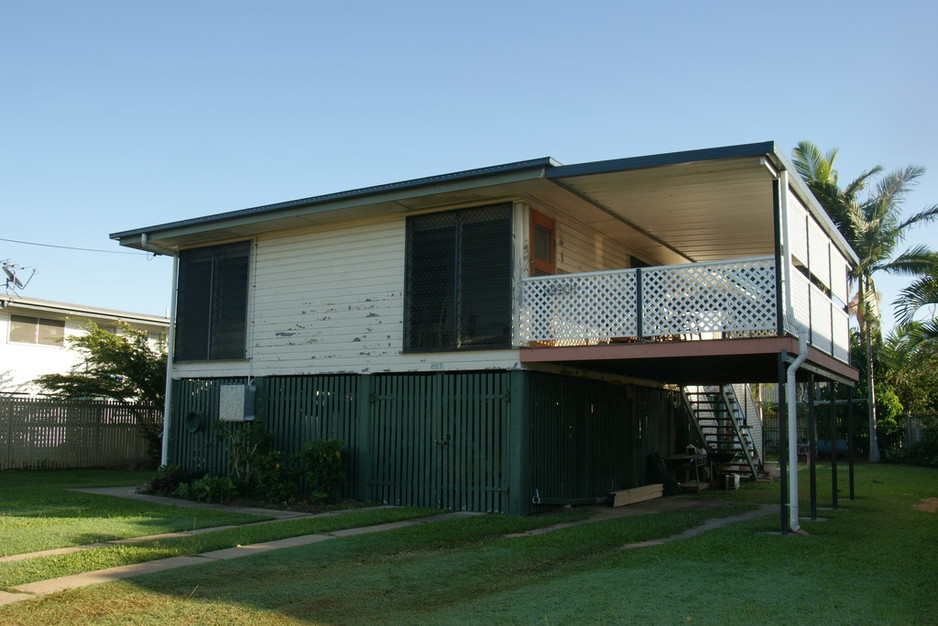 Cladding Solutions QLD Pic 1 - Vinyl Cladding Townsville Before1