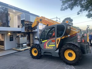 Freesons Telehandler Hire Pic 4 - Machinery lift using Fork attachment