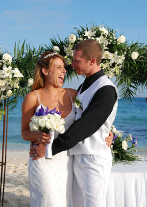 Ningaloo Weddings - Exmouth & Coral Bay Pic 3 - Happy Couple Beach Wedding