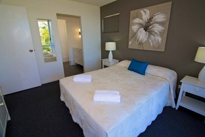 Noosa Hill Resort Pic 3 - Masters Bedroom