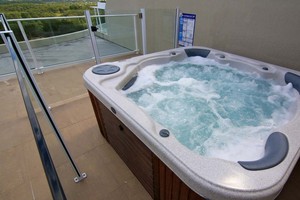 Noosa Hill Resort Pic 5 - Penthouse Jacuzzi