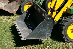 Gav's Mini Diggers Pic 3 - 4 in 1 buckets mini diggers