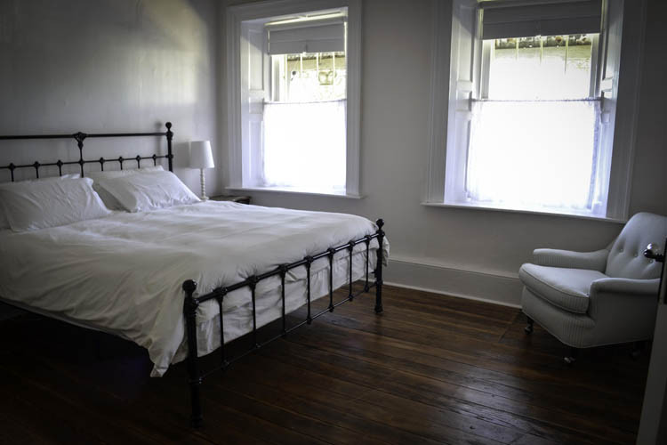 Surgeon's Cottage - Morpeth Pic 1 - Main Bedroom