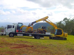 Roo's Retainer Walls Pic 4 - Full plant of Machinery no job to big or small