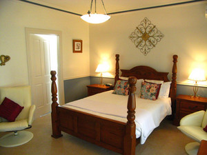 Inn The Tuarts Guest Lodge Pic 4 - The romantic Reinscourt Suite with four posted bed and double spa bath